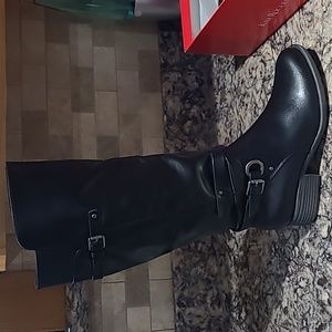 New in box women's nine medium